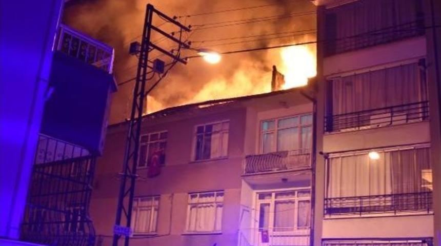 Apartmanın &Ccedil;atısı Alev Alev Yandı