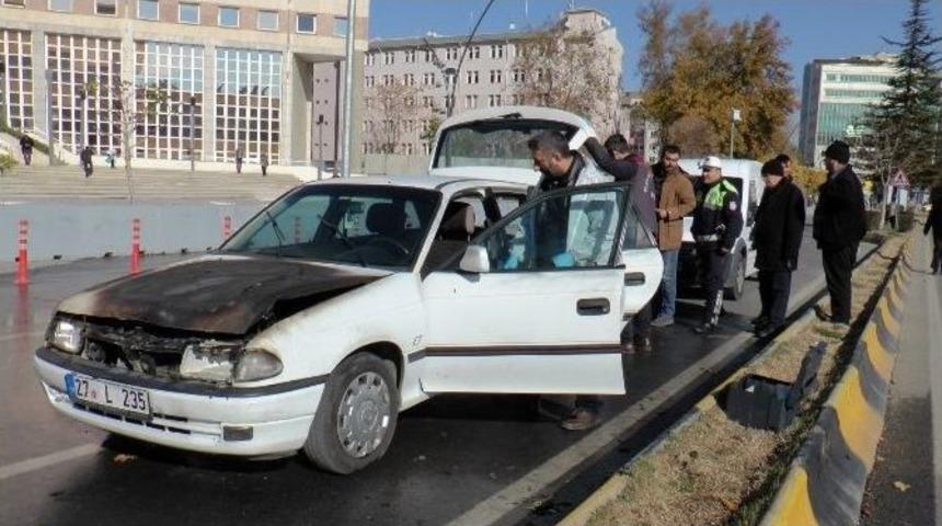 &Ccedil;aldığı Otomobil Trafikte Alev Alınca Bırakıp Ka&ccedil;tı