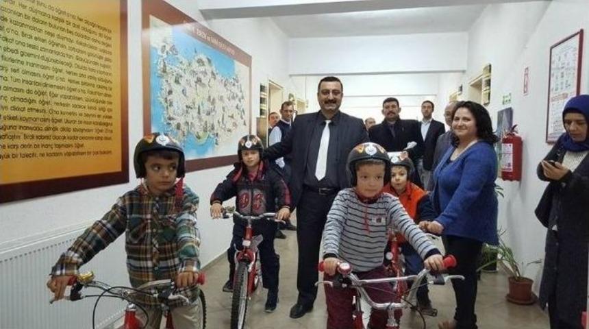 Didim&rsquo;de Başarılı &Ouml;ğrencilere Bisiklet Hediye Edildi