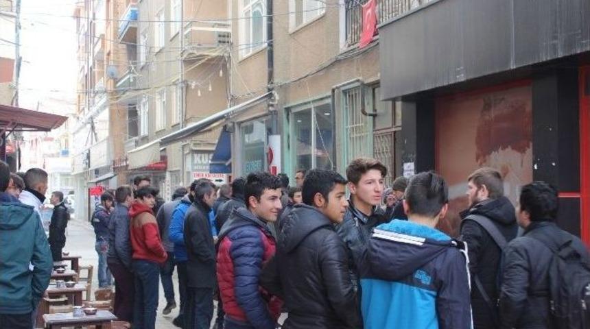 Oğlunun &Ouml;ld&uuml;ğ&uuml;n&uuml; Duyan Anne Sinir Krizi Ge&ccedil;irdi