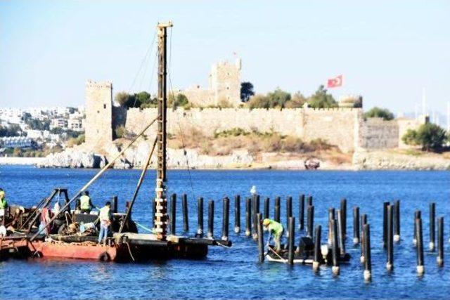 Bodrum'da Kaçak Iskelenin Kazıkları Sökülüyor