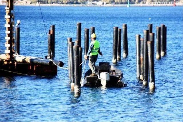 Bodrum'da Kaçak Iskelenin Kazıkları Sökülüyor