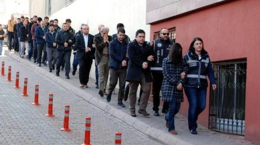 Fet&ouml;&rsquo;Den G&ouml;zaltına Alınan 15 Kişi Adliyeye G&ouml;nderildi