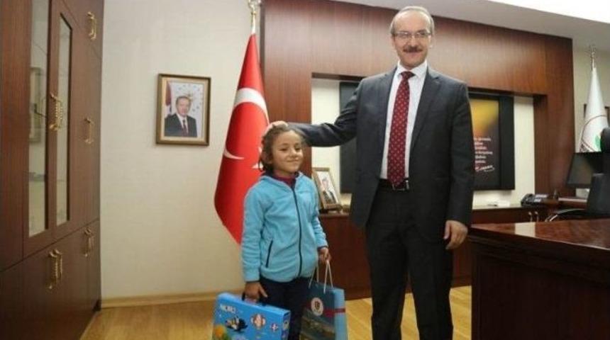 Vali Yavuz&rsquo;dan Minik &Ouml;ğrenciye Tablet