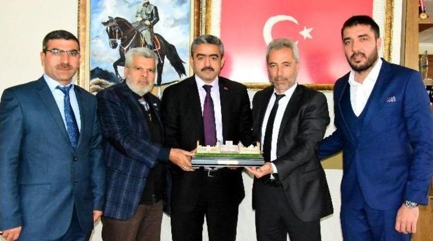 Vakıf &Uuml;yelerinden Recistan Meydanı Maketi Hediyesi