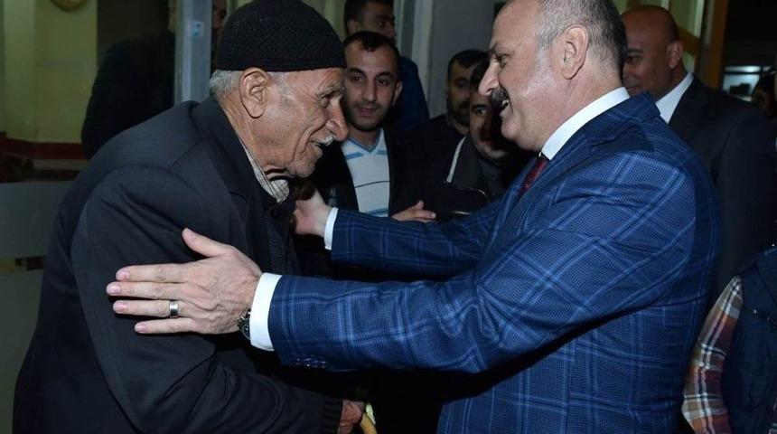 Vali &Ccedil;akacak Siteler&rsquo;de Halkla Buluştu