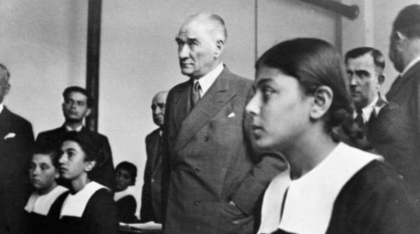 Ders kitaplarında Atatürk posteri yok