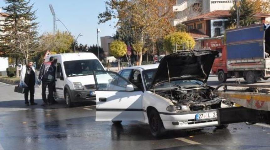 &Ccedil;aldığı Otomobil Alev Alınca Yolda Bırakıp Ka&ccedil;tı