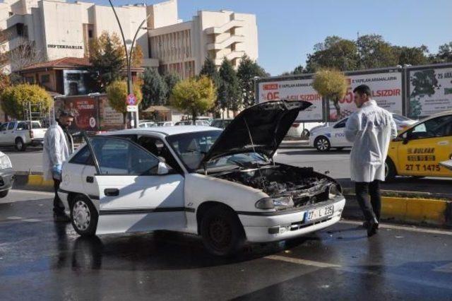 Çaldığı Otomobil Alev Alınca Yolda Bırakıp Kaçtı 1