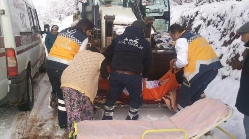 Yaşlı Kadın Ambulansa Greyderle G&ouml;t&uuml;r&uuml;ld&uuml;