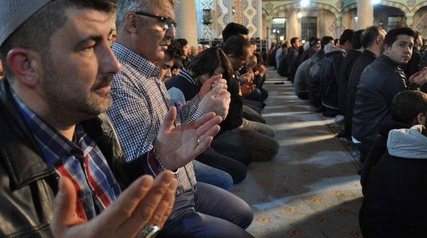 Regaip Kandilinde Camiler Doldu Taştı