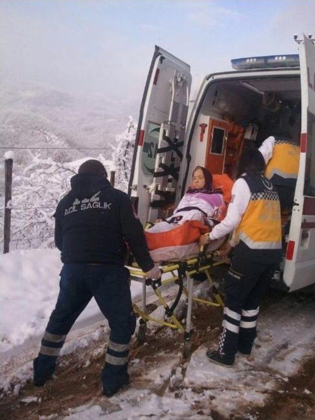 Yaşlı Kadın Ambulansa Greyderle Götürüldü