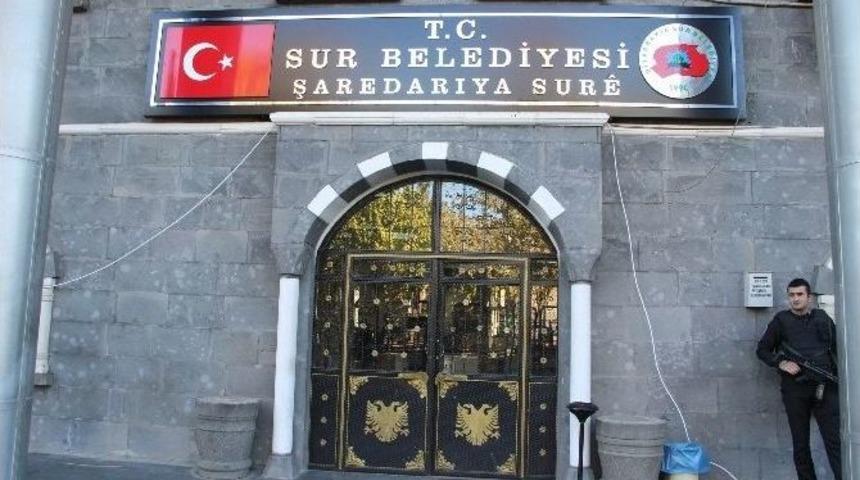 Sur Belediyesi&rsquo;ne 15 Yıl Sonra T&uuml;rk Bayraklı Tabela Asıldı