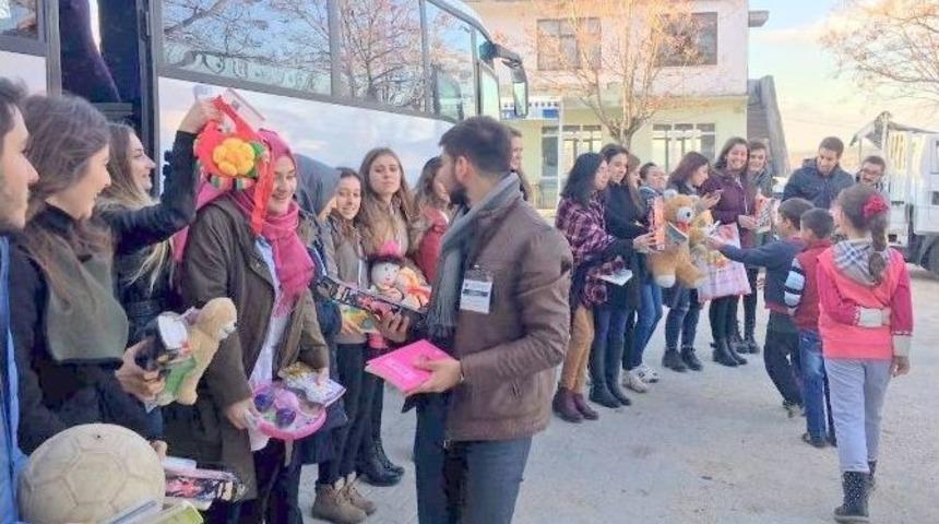 K&ouml;y &Ccedil;ocuklarına Mutluluk Oldular