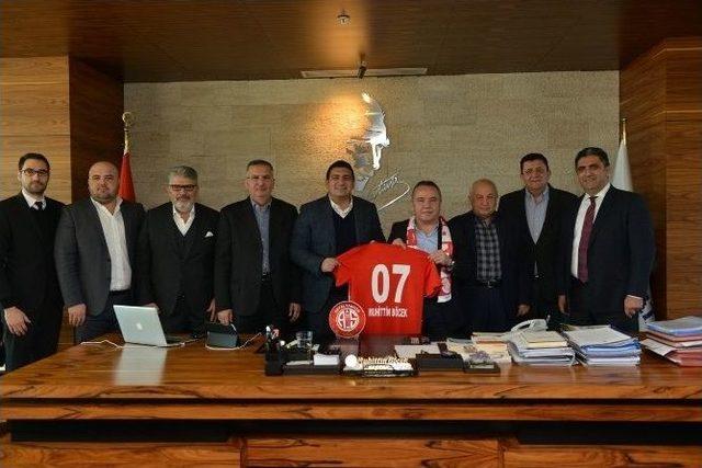 Antalyaspor Başkanı Öztürk, Başkan Böcek’i Ziyaret Etti