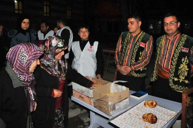 Akşehir Belediyesinden Vatandaşlara Kandil Simidi İkramı