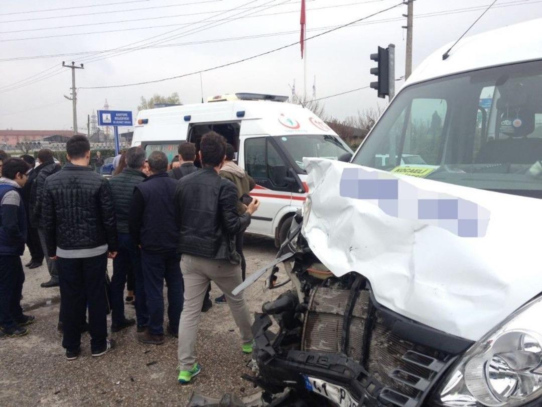 &Ouml;ğrenci Servisi, Kırmızı Işıkta Ge&ccedil;en Araca &Ccedil;arptı: 18 Yaralı