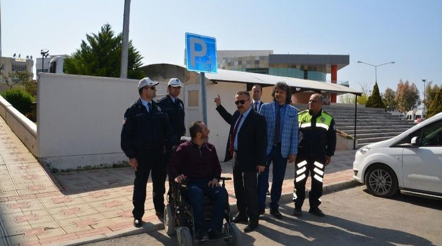 Aliağa&rsquo;da Engelli S&uuml;r&uuml;c&uuml;lere &Ouml;zel Park Yeri