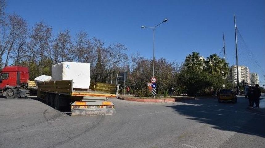 Mermer Y&uuml;kl&uuml; Tır&rsquo;ın Patlayan Lastiği Trafiği Aksattı