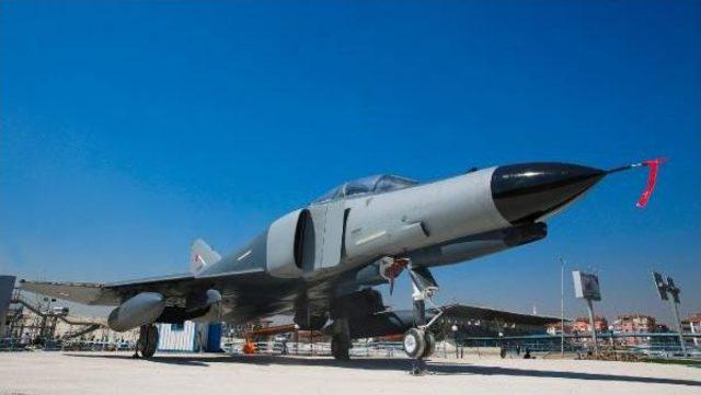 Sincan'daki Demokrasi Parkı'na F-4 Savaş Uçağı Yerleştirildi