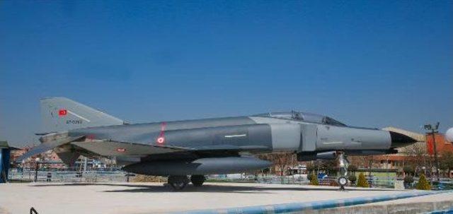 Sincan'daki Demokrasi Parkı'na F-4 Savaş Uçağı Yerleştirildi