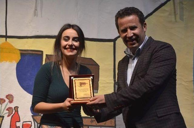 &ldquo;aşk Bir Şey Değildir" Oyunu Tiyatro Sevenler İle Buluştu 3