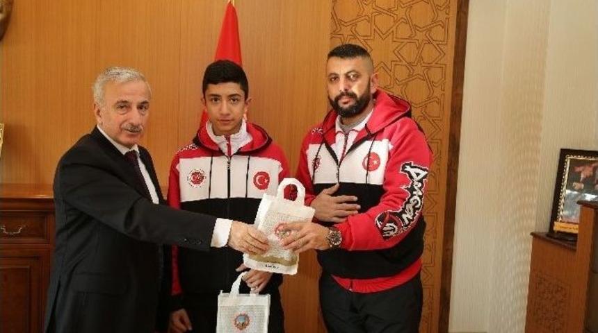 Vali Kam&ccedil;ı D&uuml;nya Şampiyonu Sporcumuz Sercan Kılı&ccedil;&rsquo;ı Kabul Etti