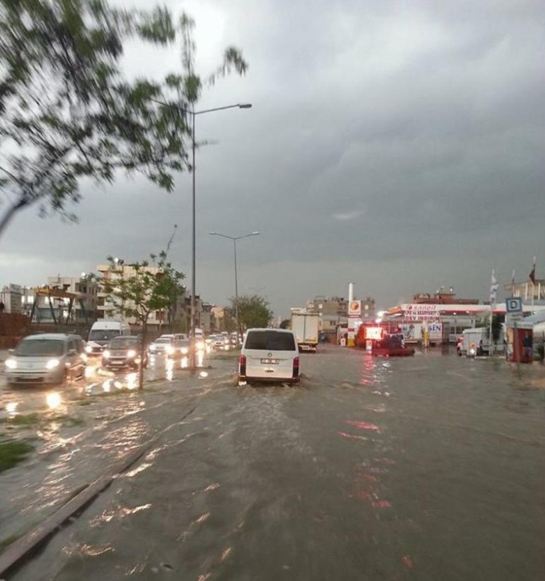 Mersin&rsquo;de Şiddetli Yağış Hayatı Olumsuz Etkiledi