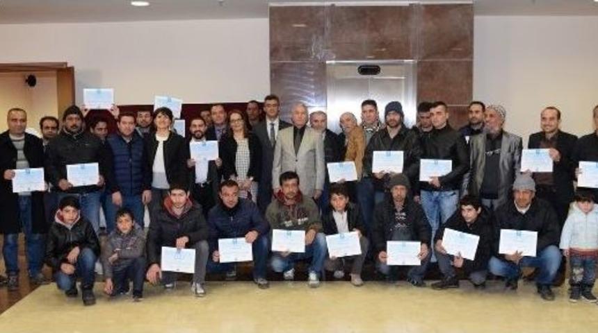 Okuma Yazma &Ouml;ğrenen 60 Suriye Ve Iraklı M&uuml;lteciye Sertifikaları Verildi