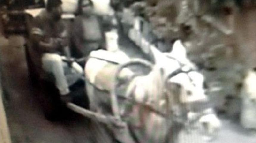 At Arabası Ile Gelip &Ouml;len Arkadaşının Evini Soydu