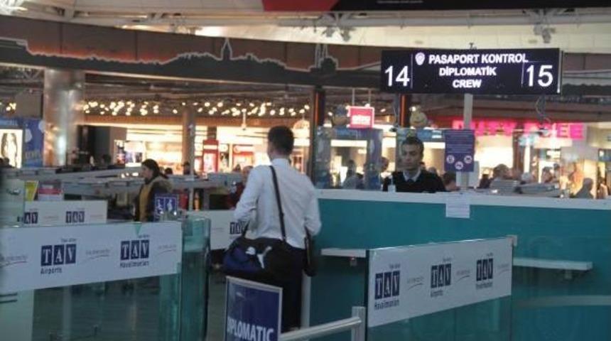 Alman Diplomatlar 1 Saat S&uuml;ren Sorgulamayla T&uuml;rkiye'ye Girebiliyor