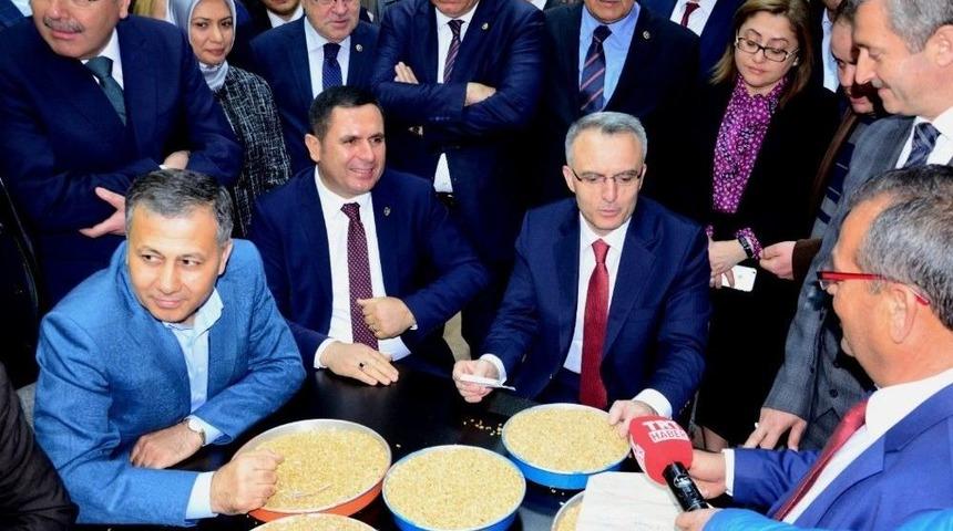 G&uuml;n&uuml;n İlk Buğday Satışı Bakan Ağbal&rsquo;dan