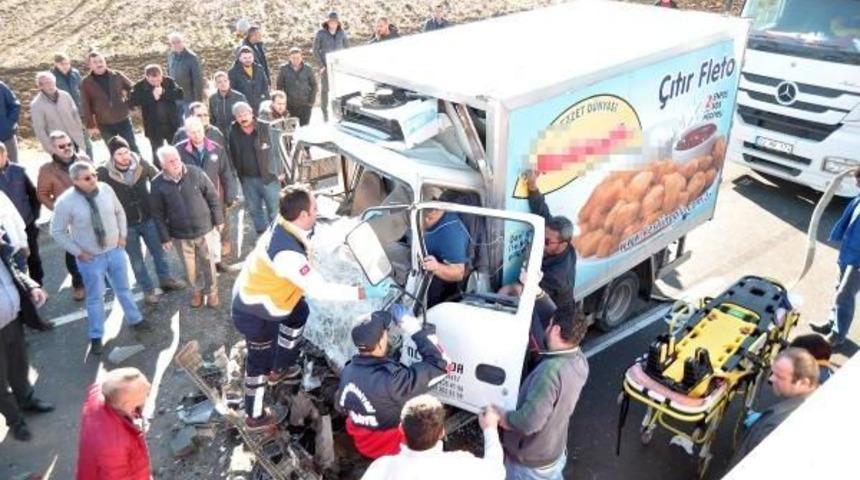 Kazada Sıkışan S&uuml;r&uuml;c&uuml;y&uuml; Kurtarmak I&ccedil;in Seferber Oldular