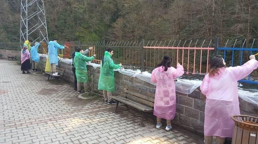 Bu Okulun Boyasını &Ouml;ğretmenler Ve &Ouml;ğrenciler Yapıyor