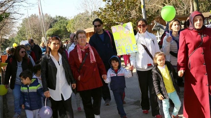 Dedeler Ve Nineler Torunları İle Birlikte Y&uuml;r&uuml;d&uuml;