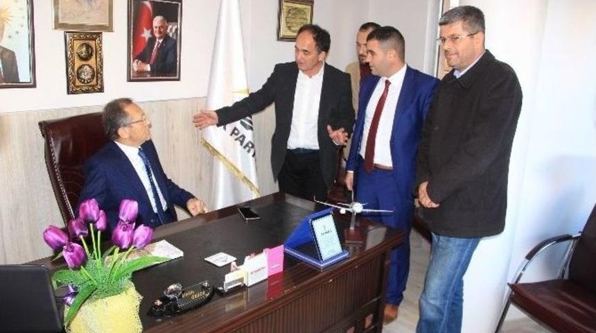 Balıkesir B&uuml;y&uuml;kşehir Belediye Başkanı Uğur, Ak Parti Edremit İl&ccedil;e Teşkilatını Ziyaret Etti