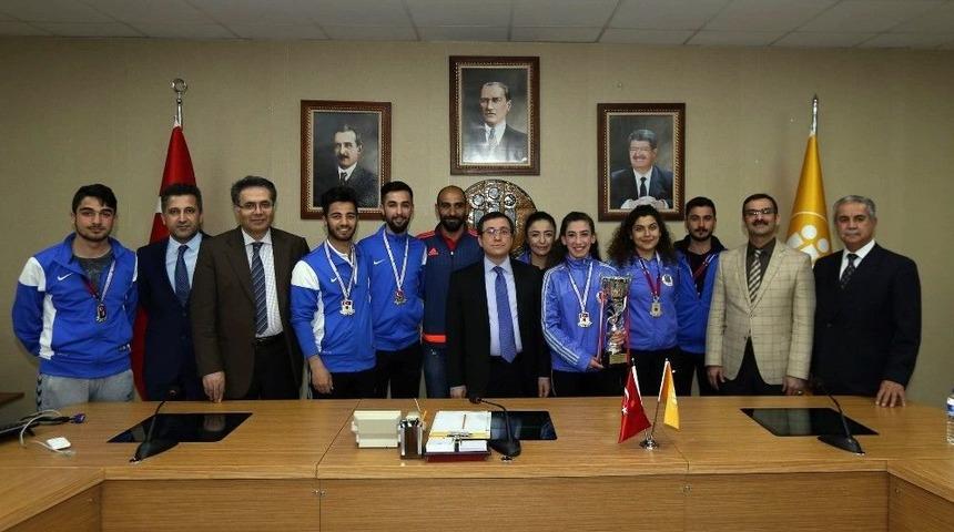 Sporda K&uuml;f&uuml;r&uuml; Engellemek İ&ccedil;in Şiveli Klip &Ccedil;ekti