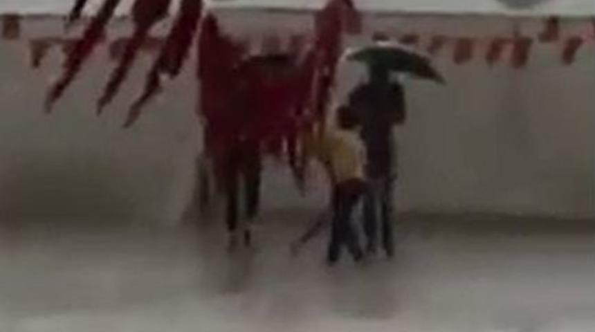 Herkes Yağmurdan Ka&ccedil;ışırken Onlar Bayrak Yere D&uuml;şmesin Diye Uğraş Verdi