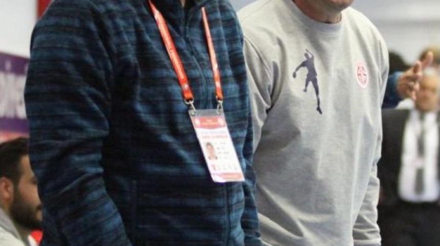 Antalyaspor Hentbol Takımı&rsquo;nda Halay&rsquo;la Yollar Ayrıldı