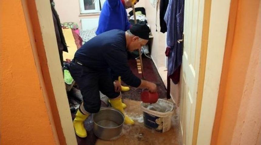 Evini Su Basan Yaşlı Kadın Otele Yerleştirildi