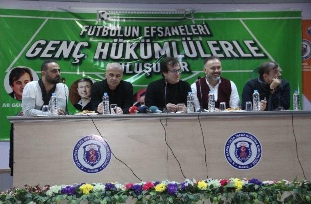Efsane Futbolcular H&uuml;k&uuml;ml&uuml;lerle Buluştu