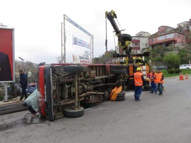 Demir Yüklü Kamyonet Devrildi; 2 Yaralı