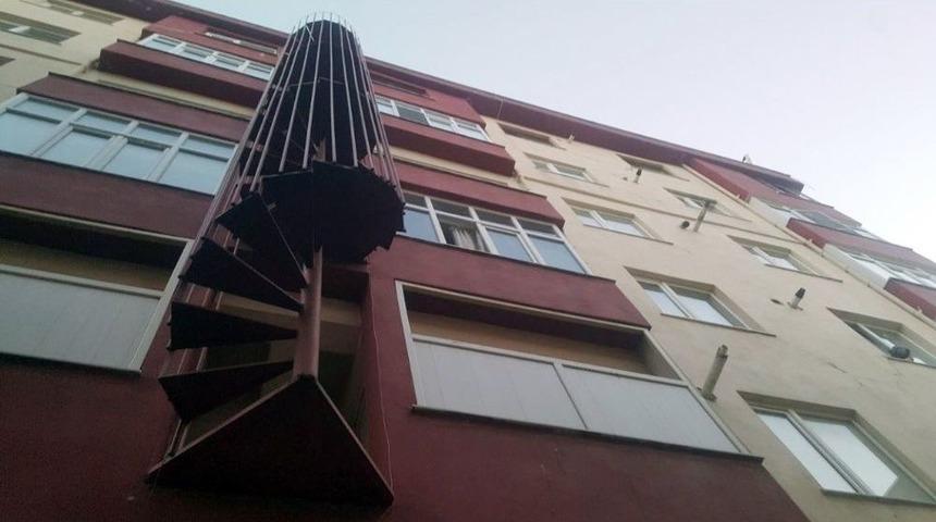 Pencereden Ekmek Parası Atmak İsterken 2&rsquo;nci Kattan D&uuml;şerek &Ouml;ld&uuml;