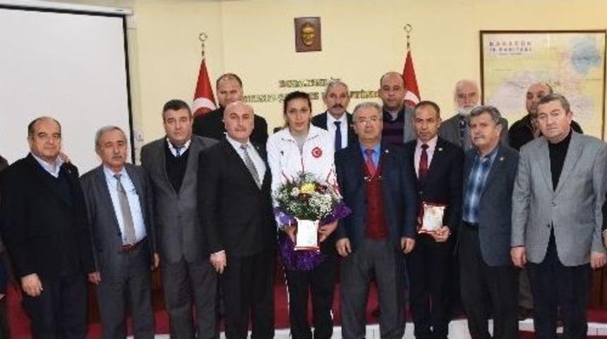 Şampiyon Boks&ouml;r İl Genel Meclis Tarafından &Ouml;d&uuml;llendirildi