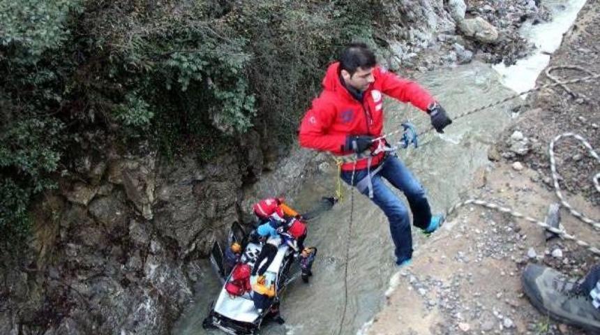 Otomobil Dereye U&ccedil;tu: 1 &Ouml;l&uuml;, 1 Yaralı