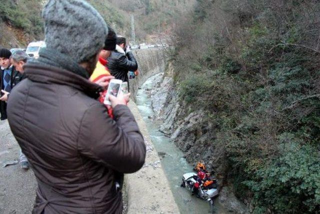 Otomobil Dereye Uçtu: 1 Ölü, 1 Yaralı