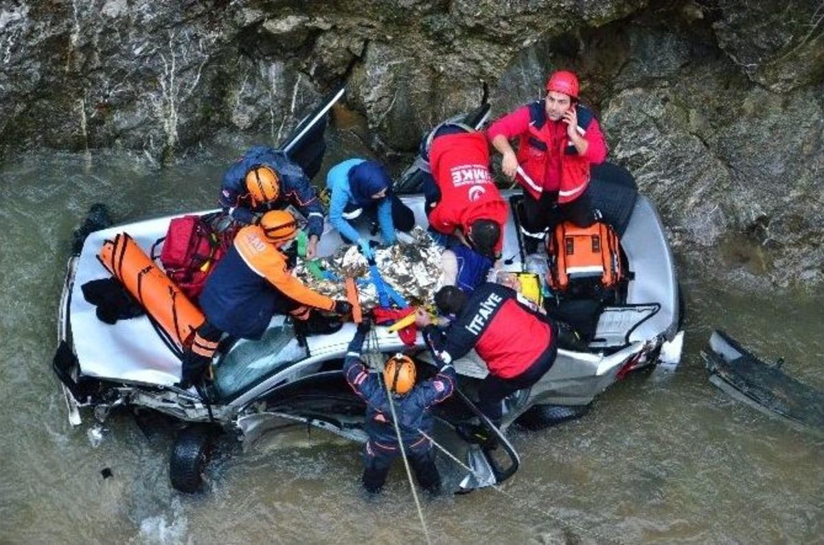 Otomobil 20 Metreden Dereye U&ccedil;tu: 1 &Ouml;l&uuml;, 1 Yaralı