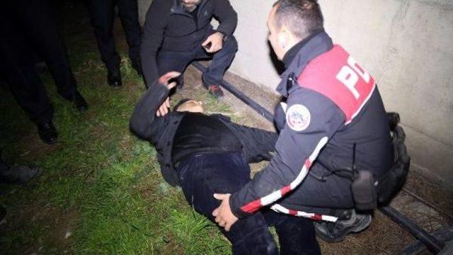 Emekli Intihar Için Elektrik Direğine Çıktı, Polis Ikna Etti