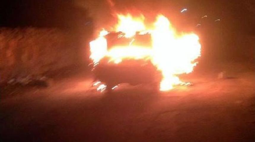 Tomarza'da Seyir Halindeki Otomobil Yandı