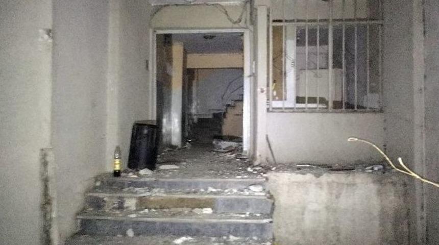 Bağcılar&rsquo;da Metruk Binada Yanmış Erkek Cesedi Bulundu